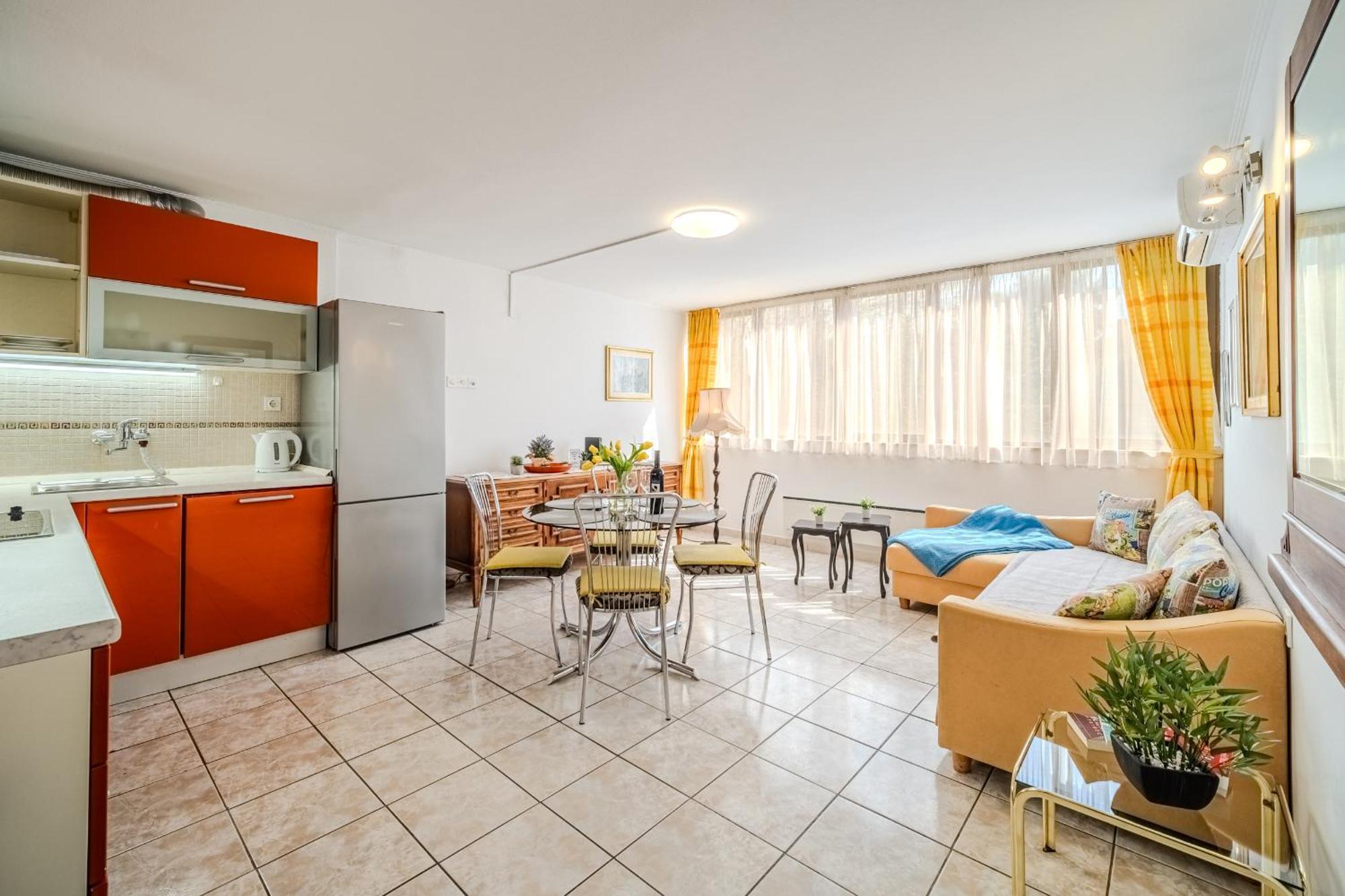 Pine Three - Centre Apartment *